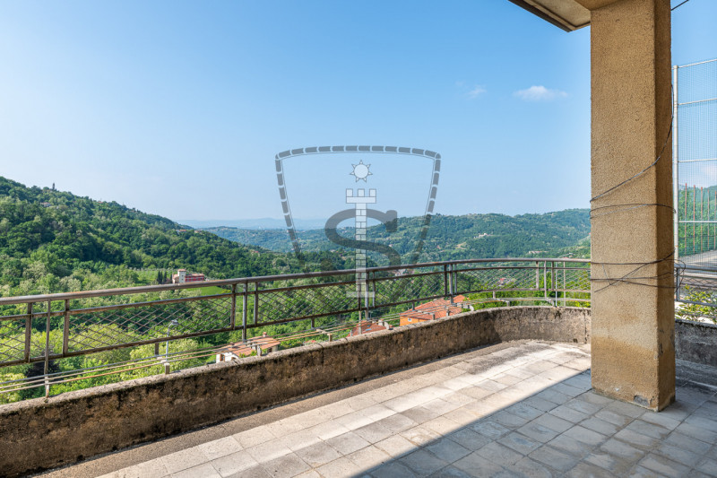 In posizione collinare panoramica, nella frazione di Crosara, proponiamo in vendita una casa sing...