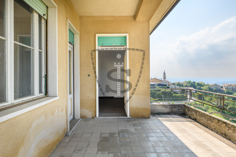 In posizione collinare panoramica, nella frazione di Crosara, proponiamo in vendita una casa sing...