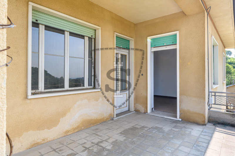 In posizione collinare panoramica, nella frazione di Crosara, proponiamo in vendita una casa sing...