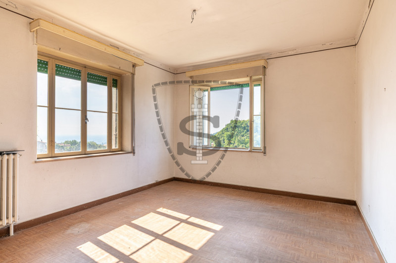 In posizione collinare panoramica, nella frazione di Crosara, proponiamo in vendita una casa sing...