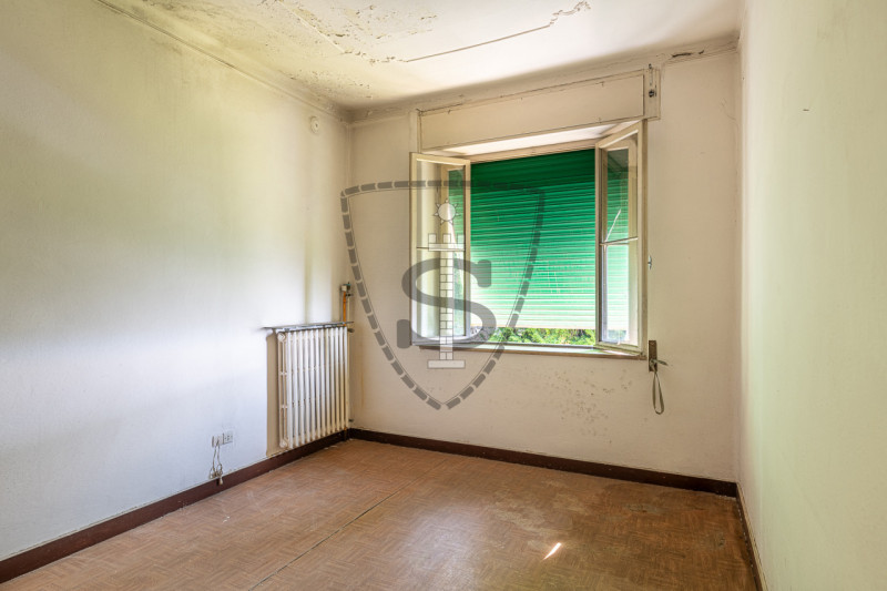 In posizione collinare panoramica, nella frazione di Crosara, proponiamo in vendita una casa sing...