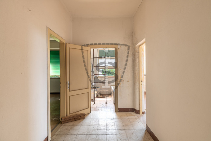 In posizione collinare panoramica, nella frazione di Crosara, proponiamo in vendita una casa sing...