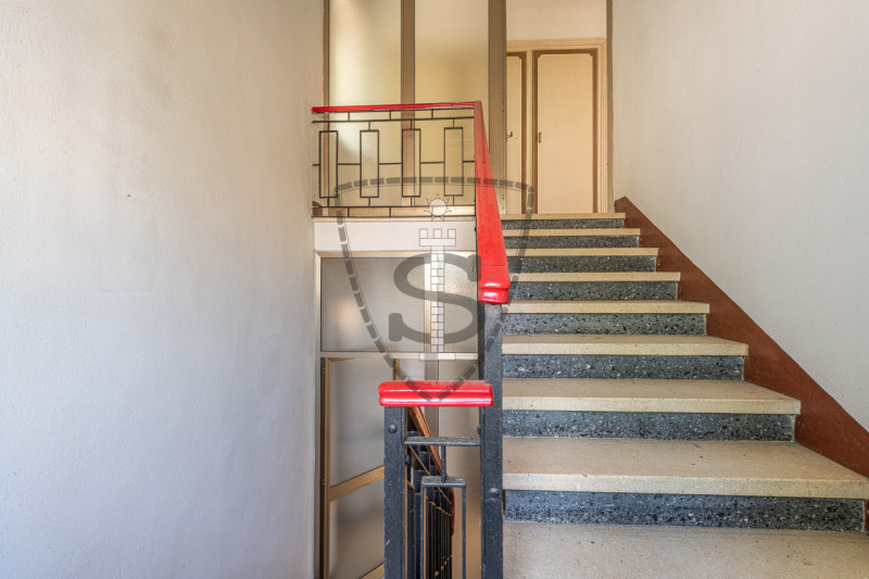 In posizione collinare panoramica, nella frazione di Crosara, proponiamo in vendita una casa sing...