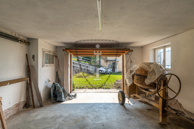 In posizione collinare panoramica, nella frazione di Crosara, proponiamo in vendita una casa sing...