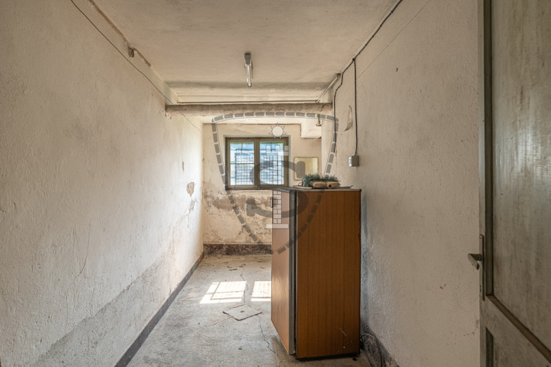 In posizione collinare panoramica, nella frazione di Crosara, proponiamo in vendita una casa sing...