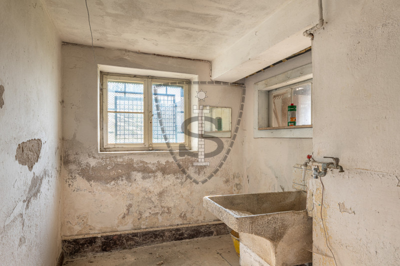 In posizione collinare panoramica, nella frazione di Crosara, proponiamo in vendita una casa sing...