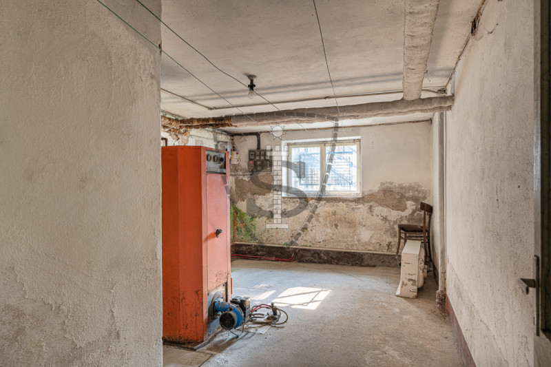 In posizione collinare panoramica, nella frazione di Crosara, proponiamo in vendita una casa sing...