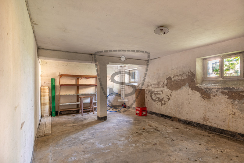 In posizione collinare panoramica, nella frazione di Crosara, proponiamo in vendita una casa sing...