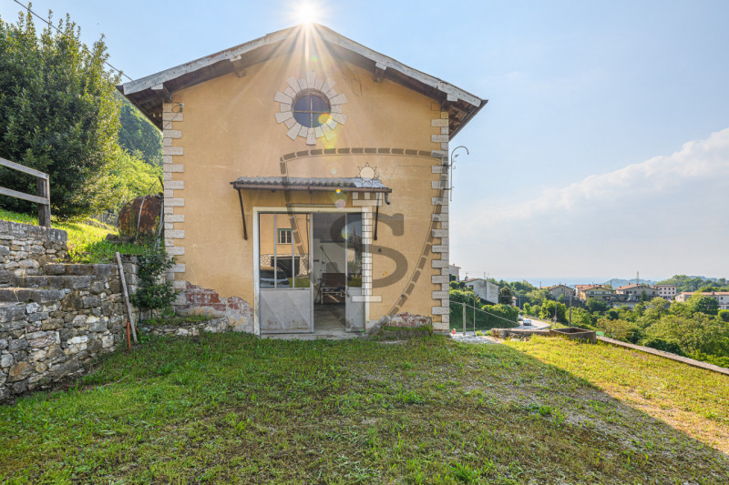 In posizione collinare panoramica, nella frazione di Crosara, proponiamo in vendita una casa sing...