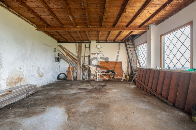 In posizione collinare panoramica, nella frazione di Crosara, proponiamo in vendita una casa sing...