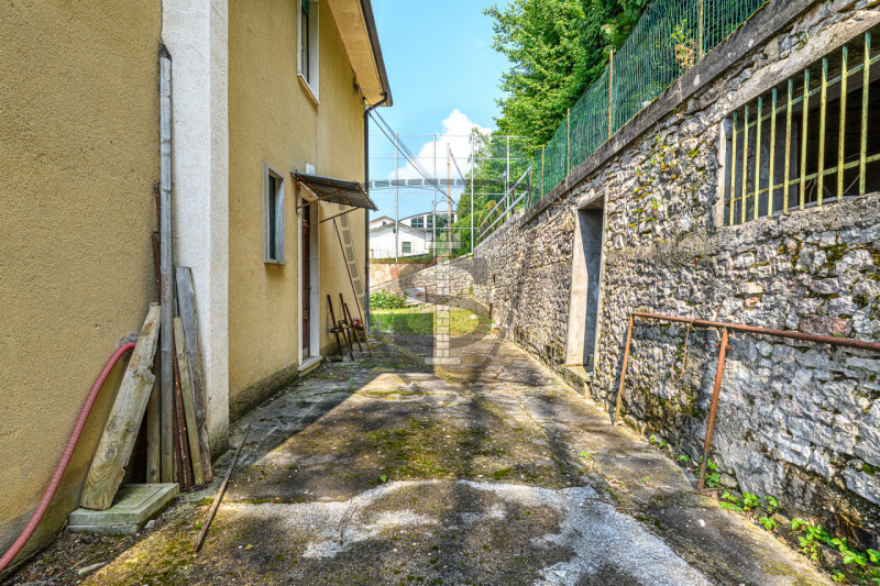 In posizione collinare panoramica, nella frazione di Crosara, proponiamo in vendita una casa sing...