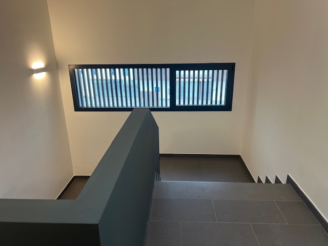 Proponiamo in esclusiva nella zona centrale di Peraga, un attico unico nel suo genere su un solo ...