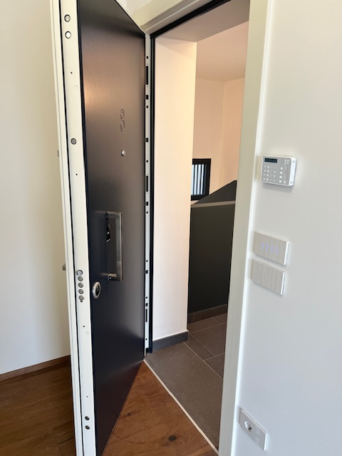 Proponiamo in esclusiva nella zona centrale di Peraga, un attico unico nel suo genere su un solo ...