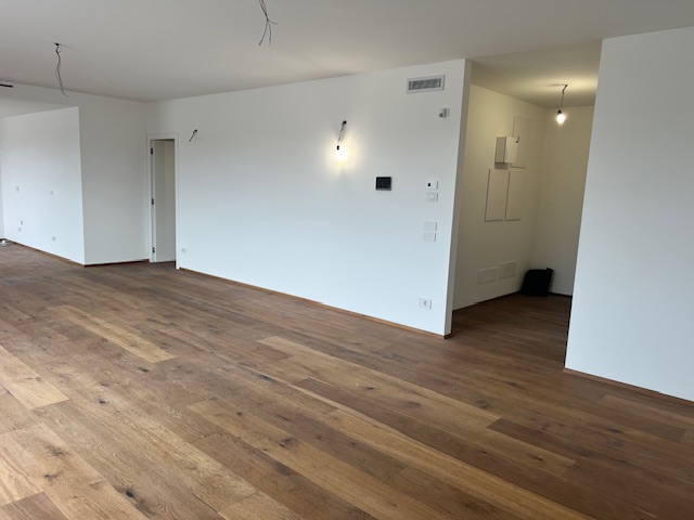 Proponiamo in esclusiva nella zona centrale di Peraga, un attico unico nel suo genere su un solo ...