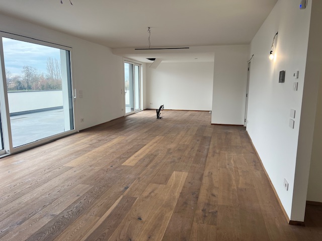 Proponiamo in esclusiva nella zona centrale di Peraga, un attico unico nel suo genere su un solo ...