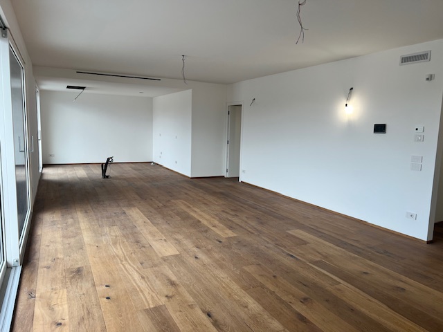 Proponiamo in esclusiva nella zona centrale di Peraga, un attico unico nel suo genere su un solo ...