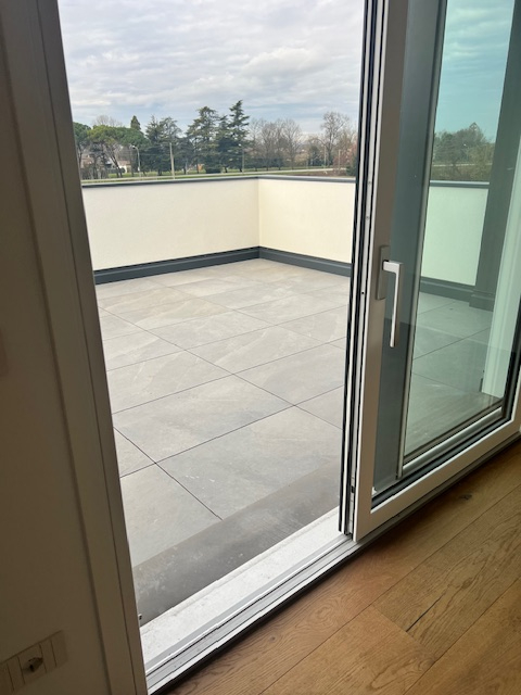 Proponiamo in esclusiva nella zona centrale di Peraga, un attico unico nel suo genere su un solo ...