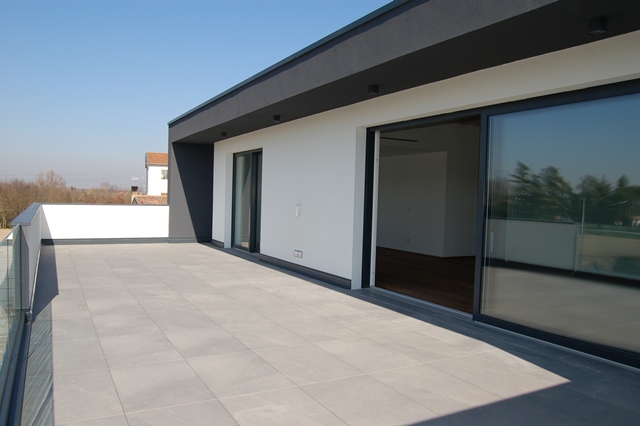 Proponiamo in esclusiva nella zona centrale di Peraga, un attico unico nel suo genere su un solo ...