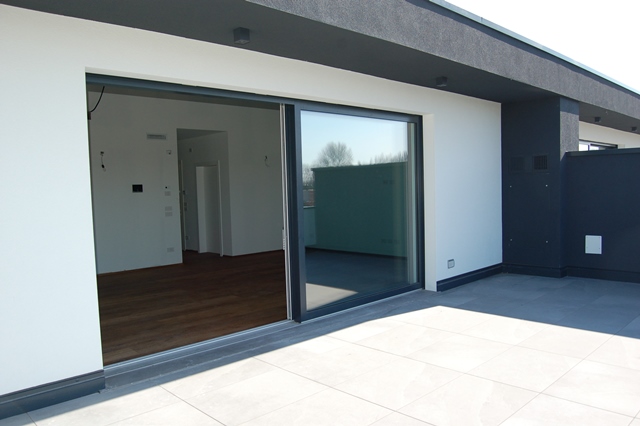 Proponiamo in esclusiva nella zona centrale di Peraga, un attico unico nel suo genere su un solo ...