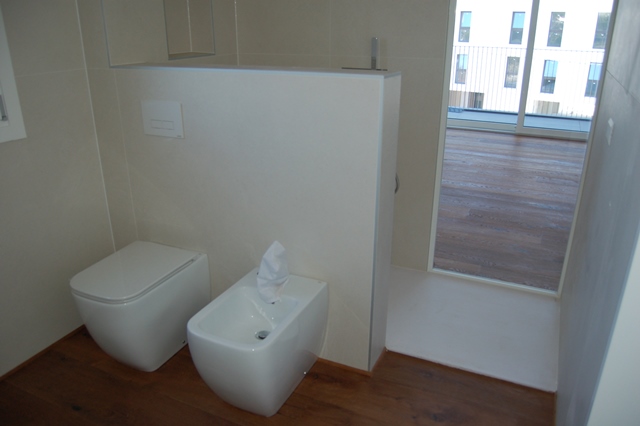 Proponiamo in esclusiva nella zona centrale di Peraga, un attico unico nel suo genere su un solo ...