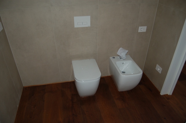 Proponiamo in esclusiva nella zona centrale di Peraga, un attico unico nel suo genere su un solo ...