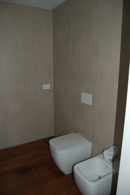 Proponiamo in esclusiva nella zona centrale di Peraga, un attico unico nel suo genere su un solo ...