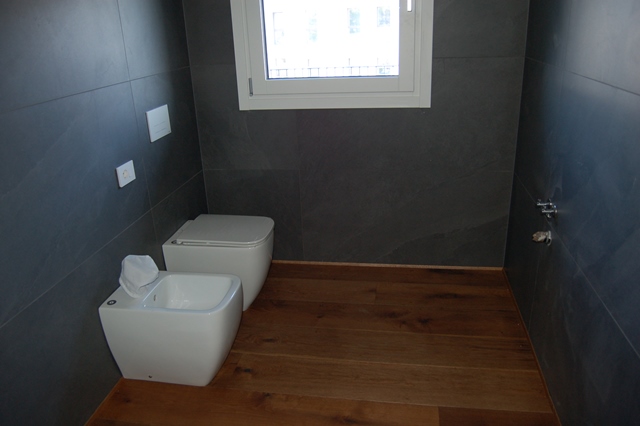 Proponiamo in esclusiva nella zona centrale di Peraga, un attico unico nel suo genere su un solo ...