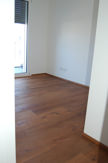 Proponiamo in esclusiva nella zona centrale di Peraga, un attico unico nel suo genere su un solo ...