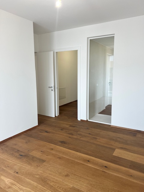 Proponiamo in esclusiva nella zona centrale di Peraga, un attico unico nel suo genere su un solo ...