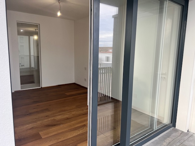 Proponiamo in esclusiva nella zona centrale di Peraga, un attico unico nel suo genere su un solo ...