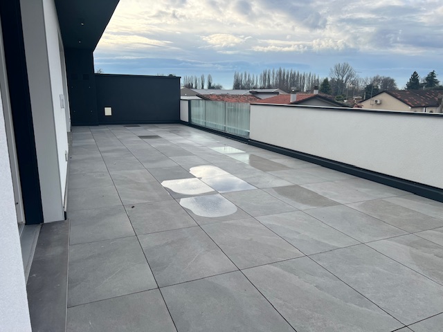 Proponiamo in esclusiva nella zona centrale di Peraga, un attico unico nel suo genere su un solo ...