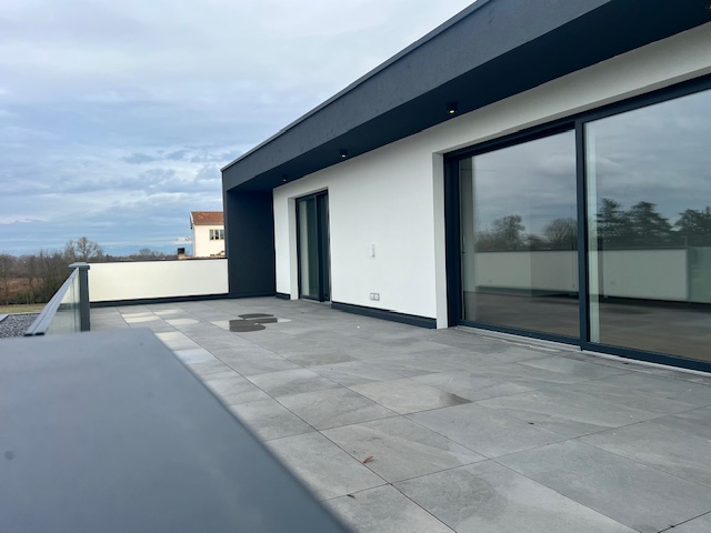 Proponiamo in esclusiva nella zona centrale di Peraga, un attico unico nel suo genere su un solo ...