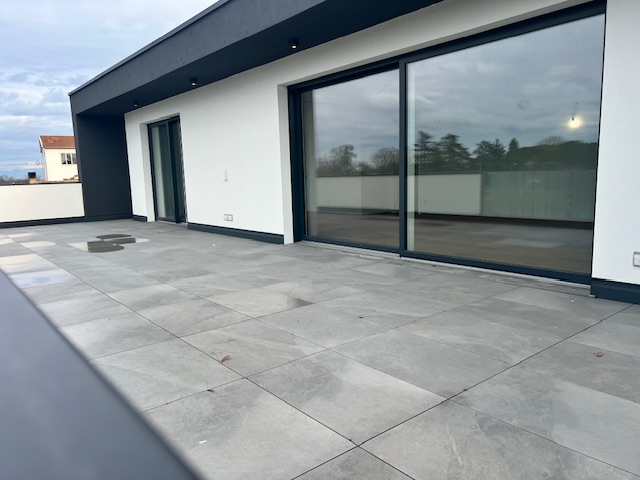 Proponiamo in esclusiva nella zona centrale di Peraga, un attico unico nel suo genere su un solo ...