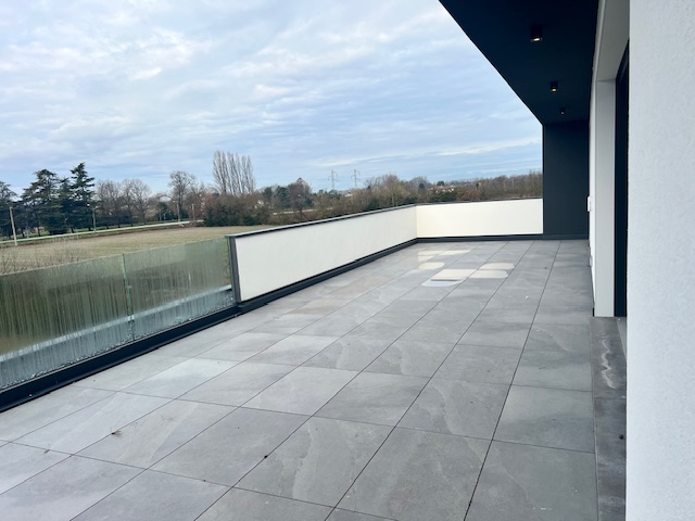 Proponiamo in esclusiva nella zona centrale di Peraga, un attico unico nel suo genere su un solo ...