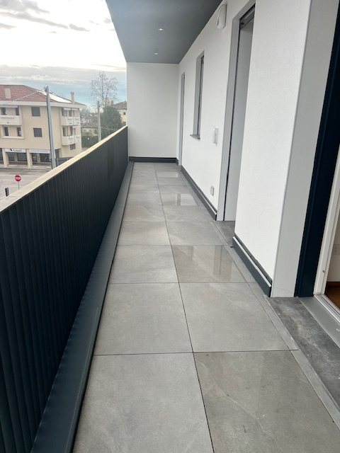 Proponiamo in esclusiva nella zona centrale di Peraga, un attico unico nel suo genere su un solo ...