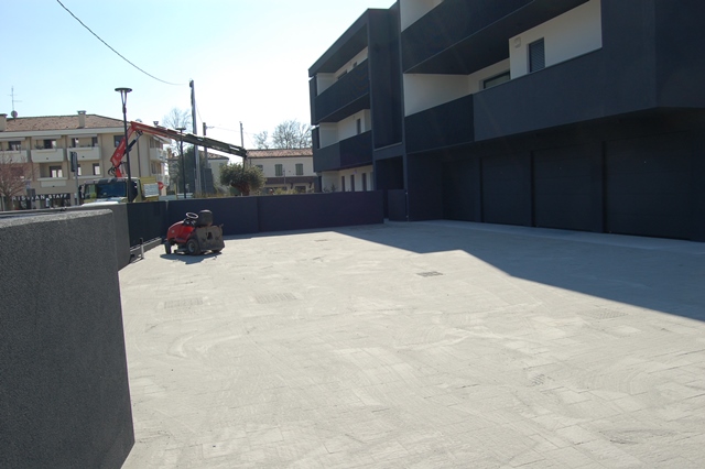 Proponiamo in esclusiva nella zona centrale di Peraga, un attico unico nel suo genere su un solo ...