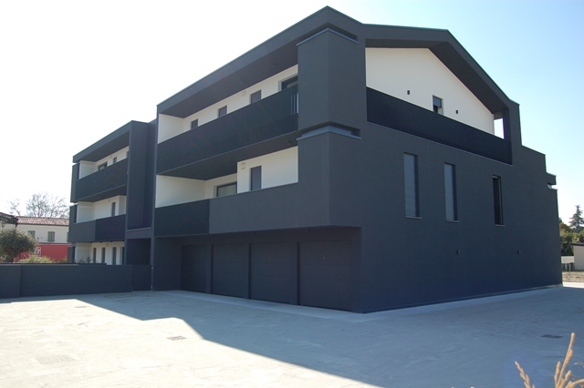 Proponiamo in esclusiva nella zona centrale di Peraga, un attico unico nel suo genere su un solo ...