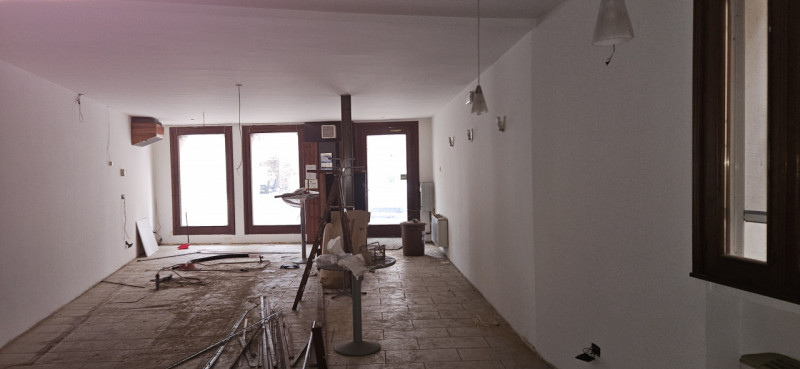 In esclusiva presso la nostra Agenzia, proponiamo in vendita un ampio appartamento trilocale situ...