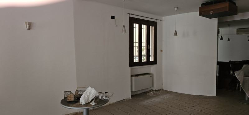 In esclusiva presso la nostra Agenzia, proponiamo in vendita un ampio appartamento trilocale situ...