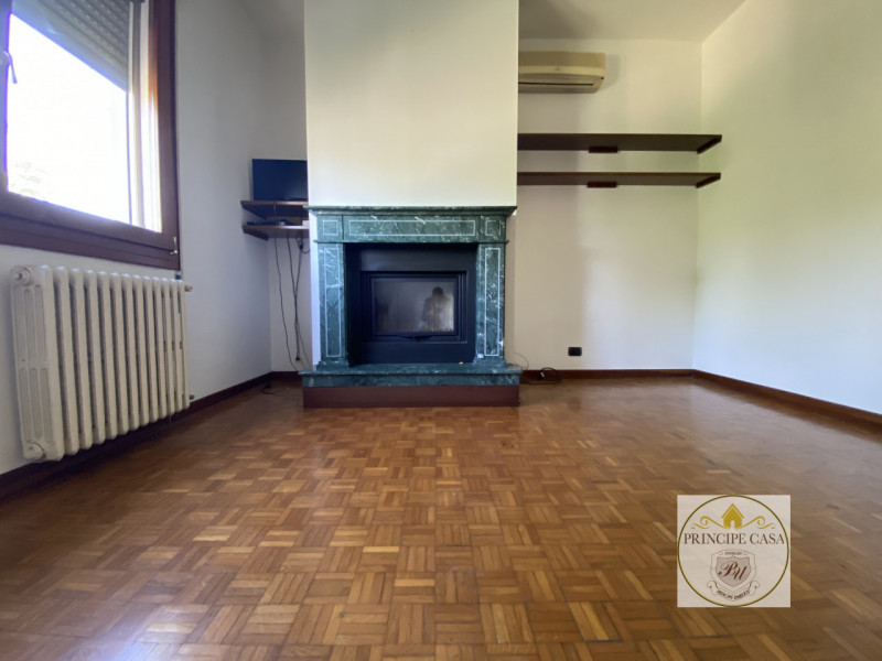 Riferimento: BM 258

A Megliadino San Vitale, in posizione comodissima alla viabilità, proponiamo...