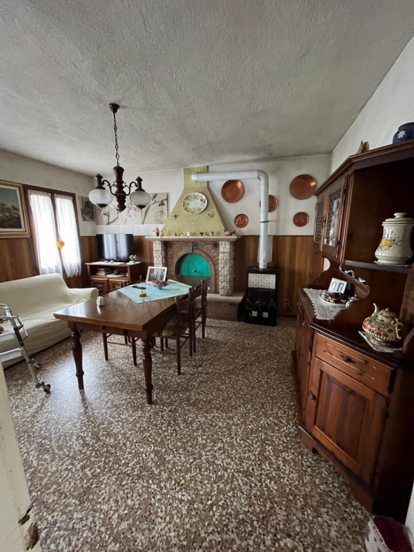 Questa meravigliosa casa singola terra-tetto si trova nella zona di Treville - Soranza, nel comun...