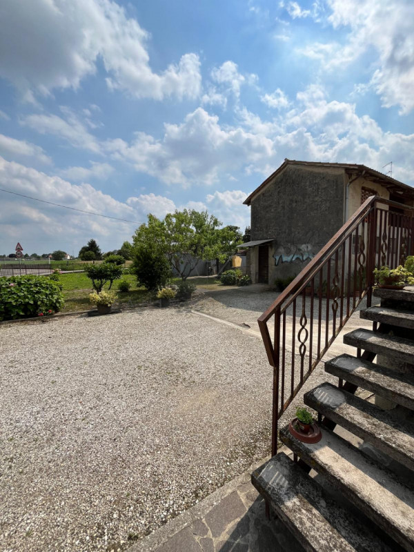 Questa meravigliosa casa singola terra-tetto si trova nella zona di Treville - Soranza, nel comun...