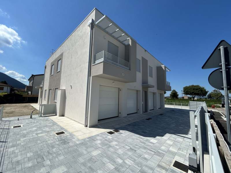 Benvenuti in un'opportunità unica: una splendida residenza situata nel cuore dei Colli Euganei, a...