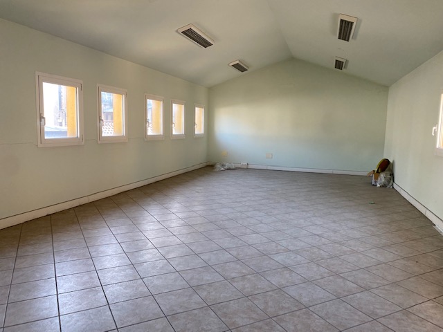 In ottima posizione, in pieno centro storico a Piove di Sacco, presentiamo un luminoso ufficio in...