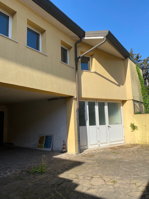 In ottima posizione, in pieno centro storico a Piove di Sacco, presentiamo un luminoso ufficio in...