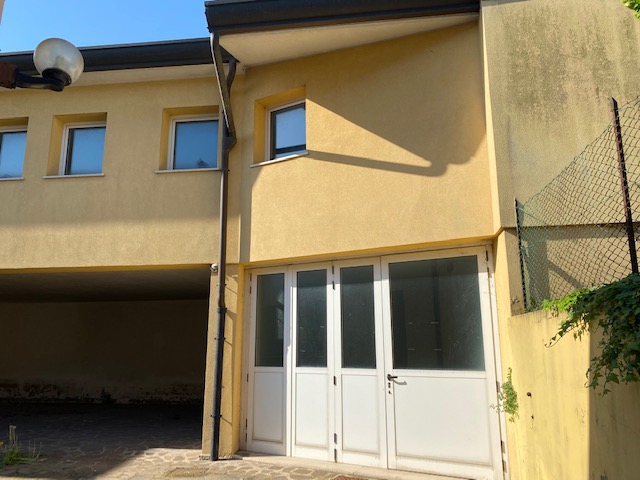 In ottima posizione, in pieno centro storico a Piove di Sacco, presentiamo un luminoso ufficio in...