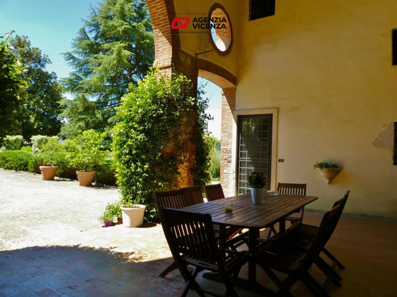 STUPENDA VILLA DEL 1700, SAPIENTEMENTE RISTRUTTURATA, CURATISSIMO PARCO,  A VICENZA VERSANTE OVES...