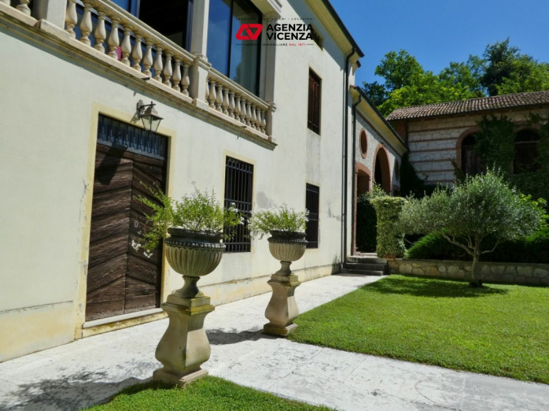 STUPENDA VILLA DEL 1700, SAPIENTEMENTE RISTRUTTURATA, CURATISSIMO PARCO,  A VICENZA VERSANTE OVES...