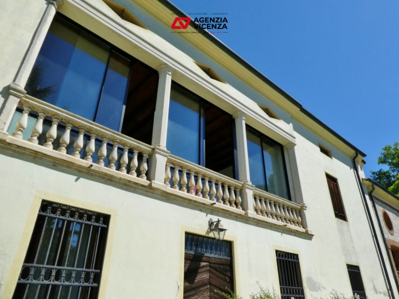 STUPENDA VILLA DEL 1700, SAPIENTEMENTE RISTRUTTURATA, CURATISSIMO PARCO,  A VICENZA VERSANTE OVES...