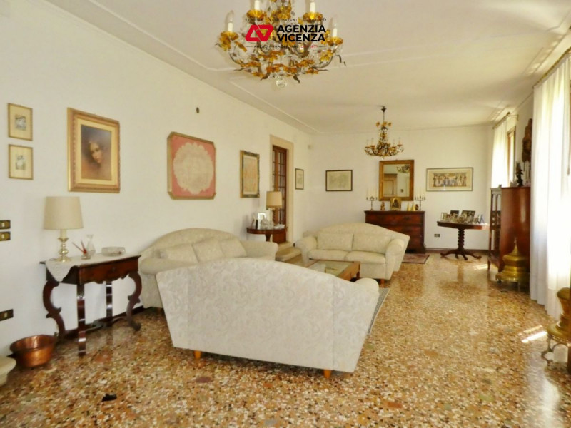 STUPENDA VILLA DEL 1700, SAPIENTEMENTE RISTRUTTURATA, CURATISSIMO PARCO,  A VICENZA VERSANTE OVES...